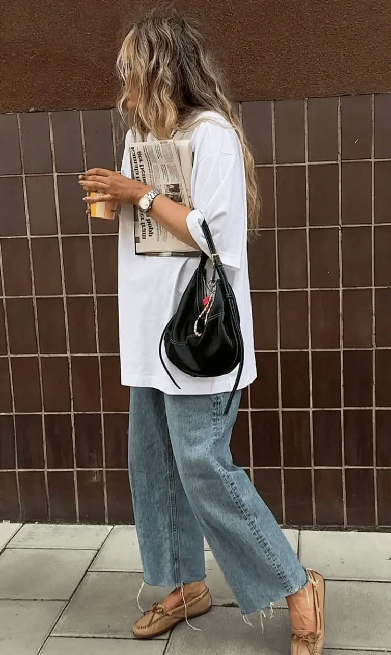 Oversized White T-Shirt With Wide Leg Jeans Oversized White T-Shirt With Wide Leg Jeans — Simple White Top Outfits
