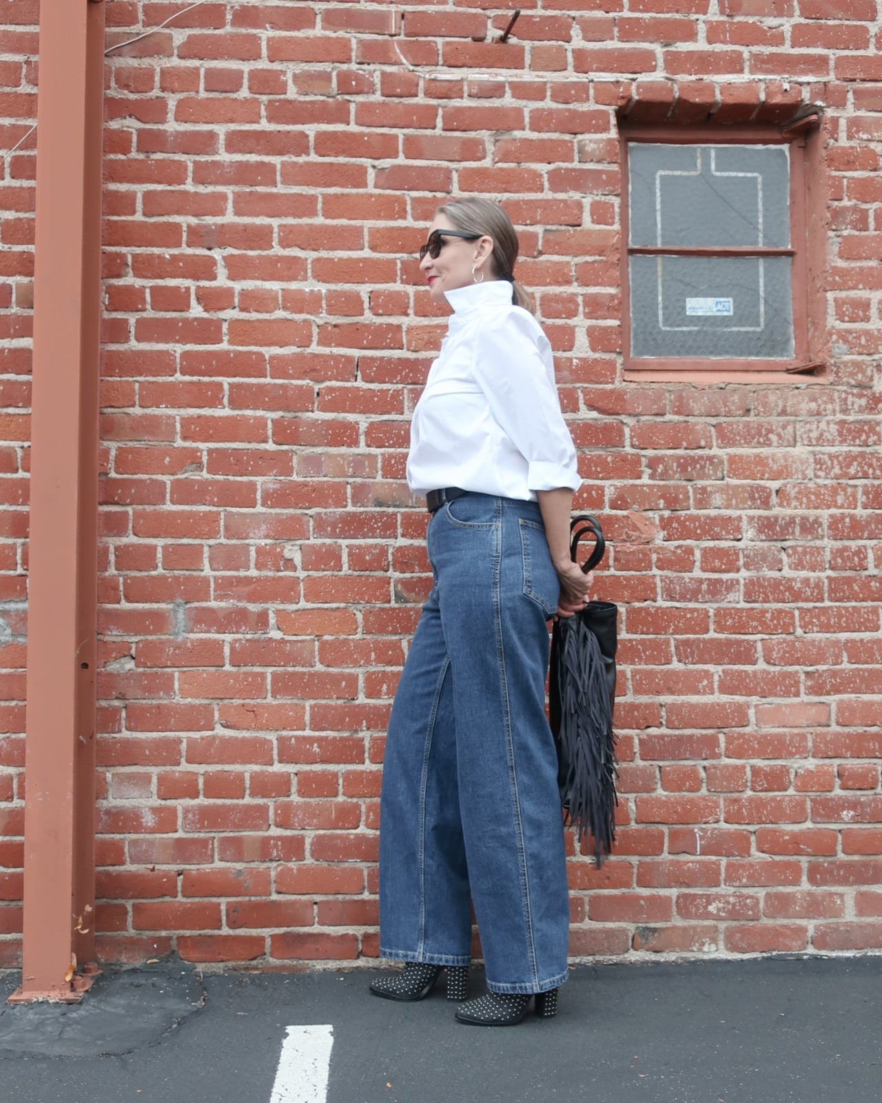 White Button-Up With Wide Leg Jeans White Button-Up With Wide Leg Jeans — Simple White Top Outfits