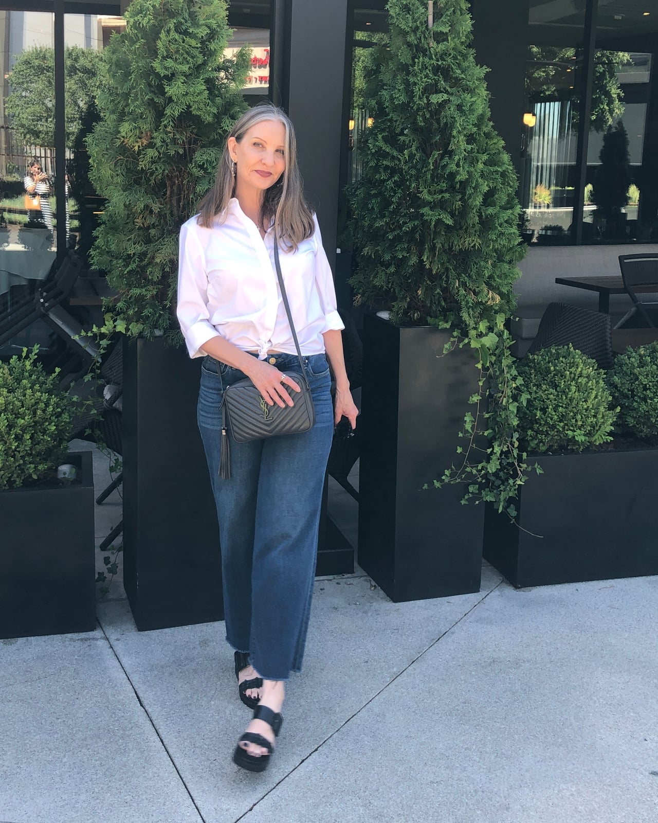 Tied White Shirt With Wide Leg Jeans and Black Platform Sandals Tied White Shirt With Wide Leg Jeans and Black Platform Sandals — Simple White Top Outfits