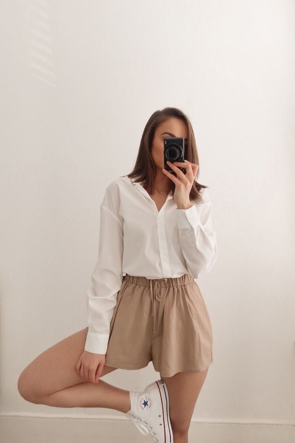Oversized White Shirt With Beige Shorts Oversized White Shirt With Beige Shorts — Simple White Top Outfits