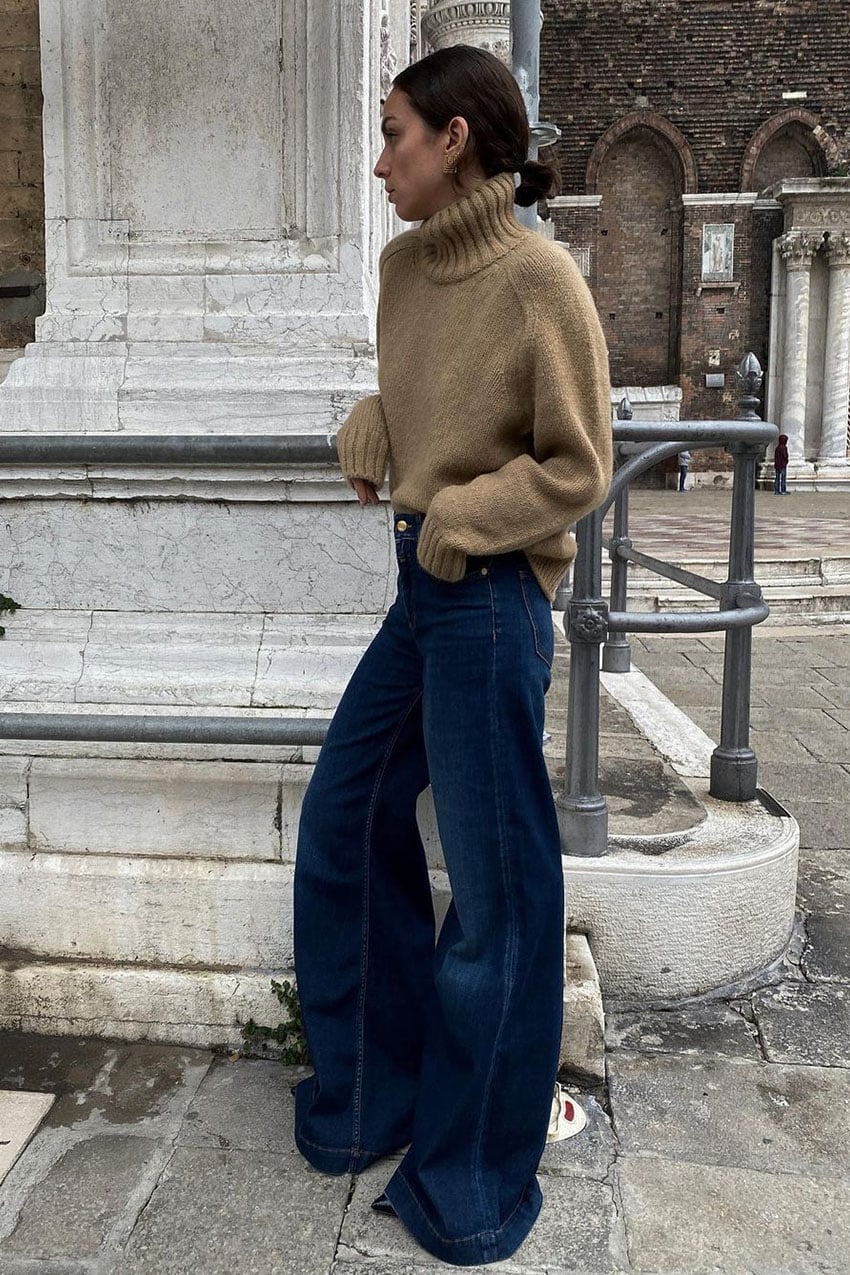 Fitted Tan Turtleneck and White Sneakers with Dark Wash Wide Leg Jeans Fitted Tan Turtleneck and White Sneakers with Dark Wash Wide Leg Jeans — Simple Wide Leg Jeans Outfits