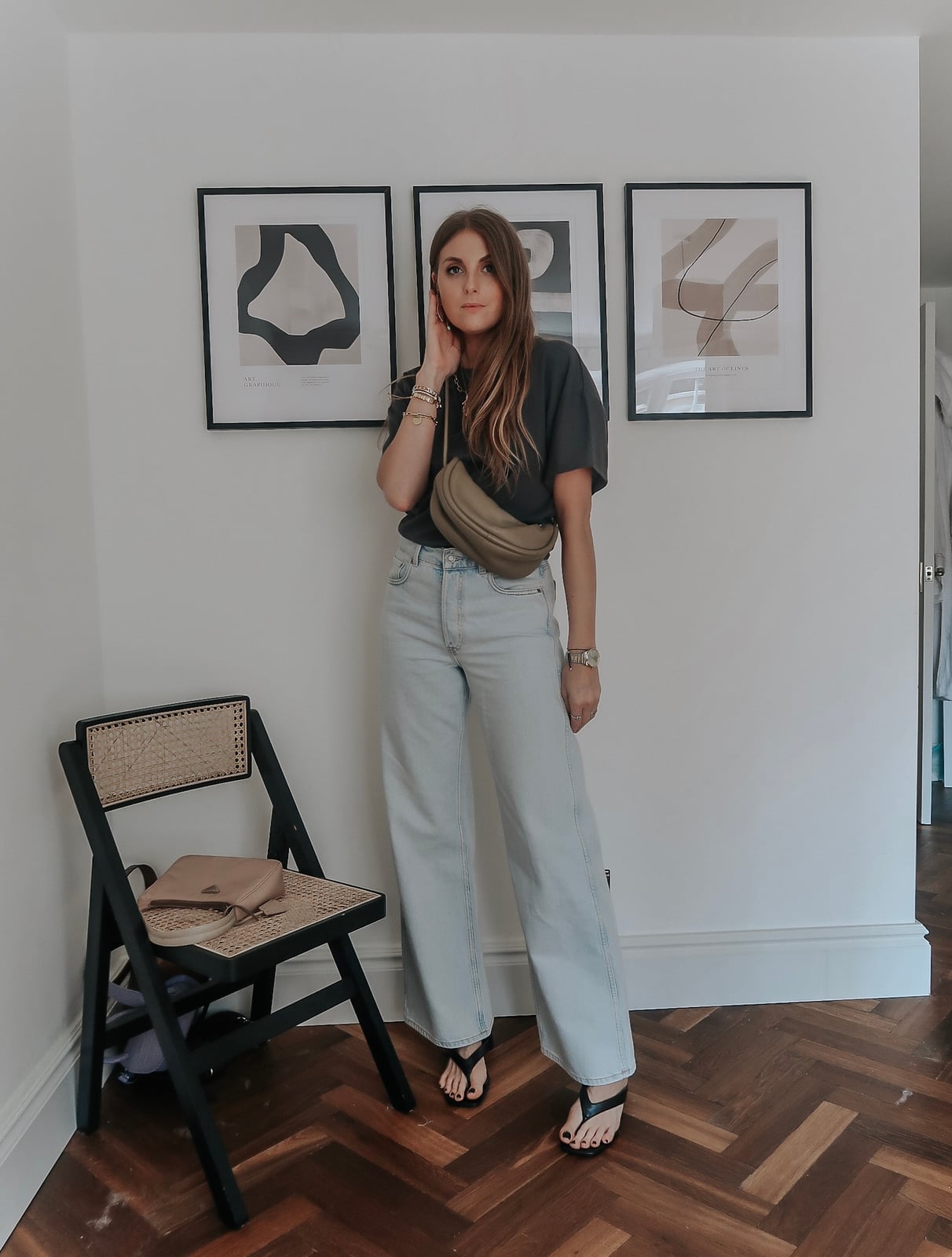Charcoal Gray T-Shirt and Khaki Bag with Light Blue Wide Leg Jeans Charcoal Gray T-Shirt and Khaki Bag with Light Blue Wide Leg Jeans — Simple Wide Leg Jeans Outfits