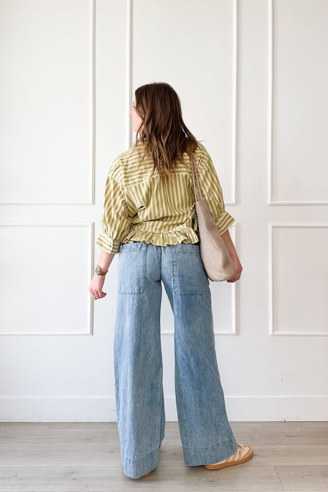 Striped Green Blouse and Beige Sneakers with Light Blue Wide Leg Jeans Striped Green Blouse and Beige Sneakers with Light Blue Wide Leg Jeans — Simple Wide Leg Jeans Outfits