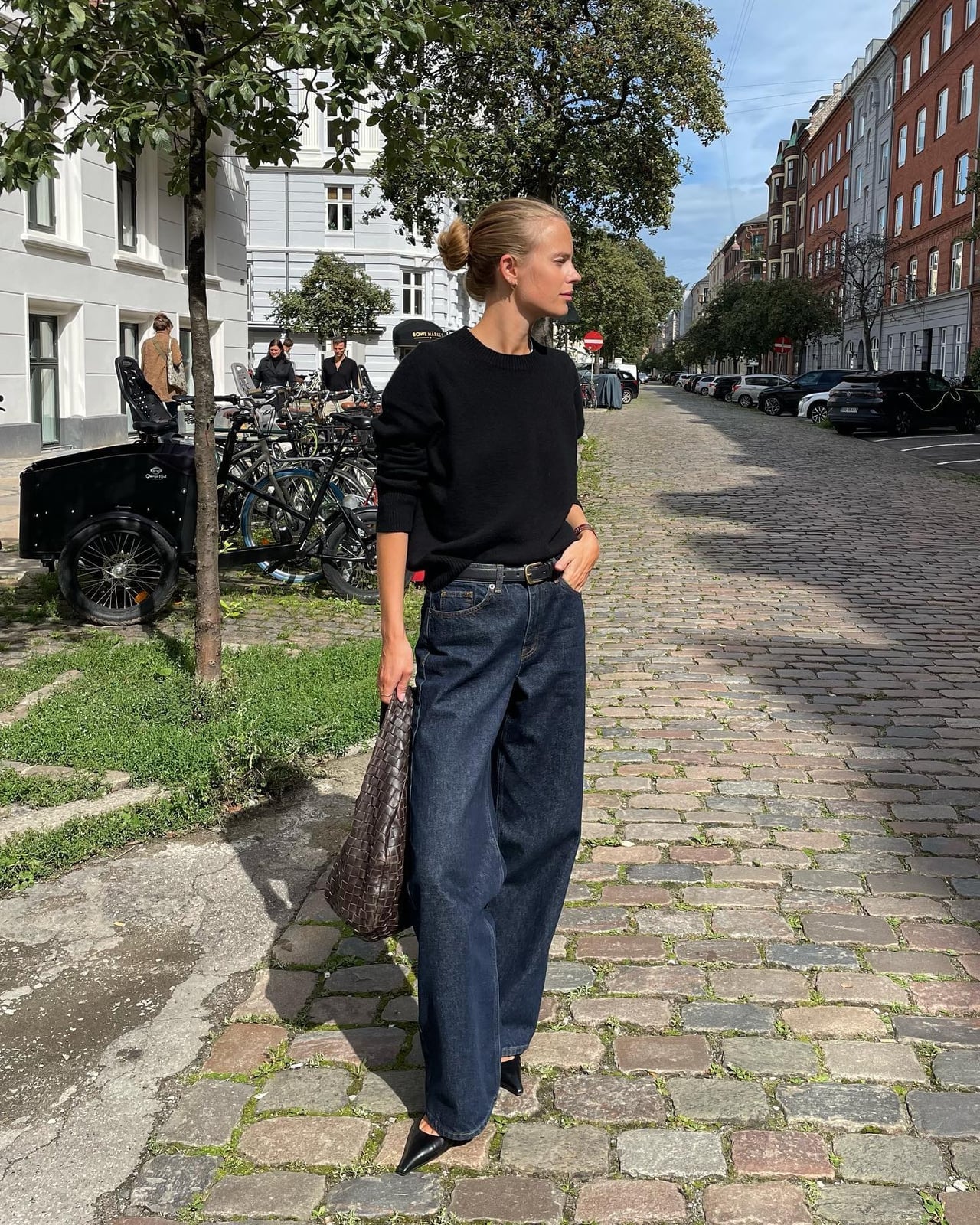 Monochromatic Black Top and Belt with Dark Wash Wide Leg Jeans Monochromatic Black Top and Belt with Dark Wash Wide Leg Jeans — Simple Wide Leg Jeans Outfits