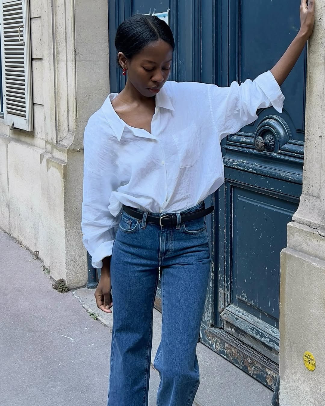 White Oversized Shirt and Loafers with Dark Wash Wide Leg Jeans White Oversized Shirt and Loafers with Dark Wash Wide Leg Jeans — Simple Wide Leg Jeans Outfits
