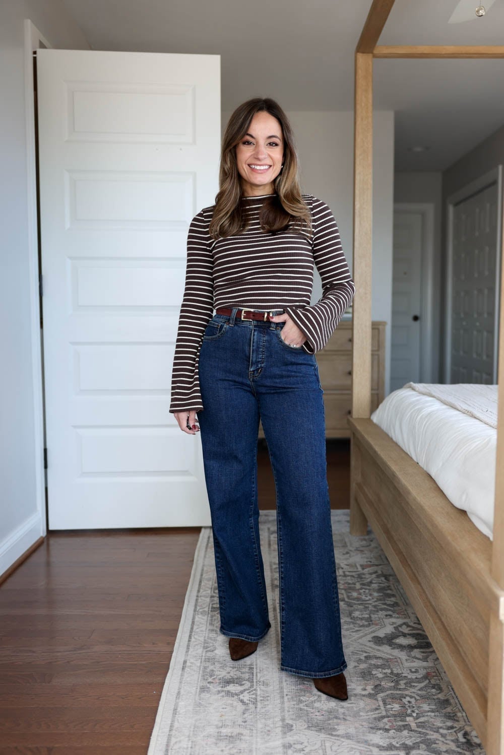 Oversized Gray Scarf and Gray Sneakers with Light Blue Wide Leg Jeans Oversized Gray Scarf and Gray Sneakers with Light Blue Wide Leg Jeans — Simple Wide Leg Jeans Outfits