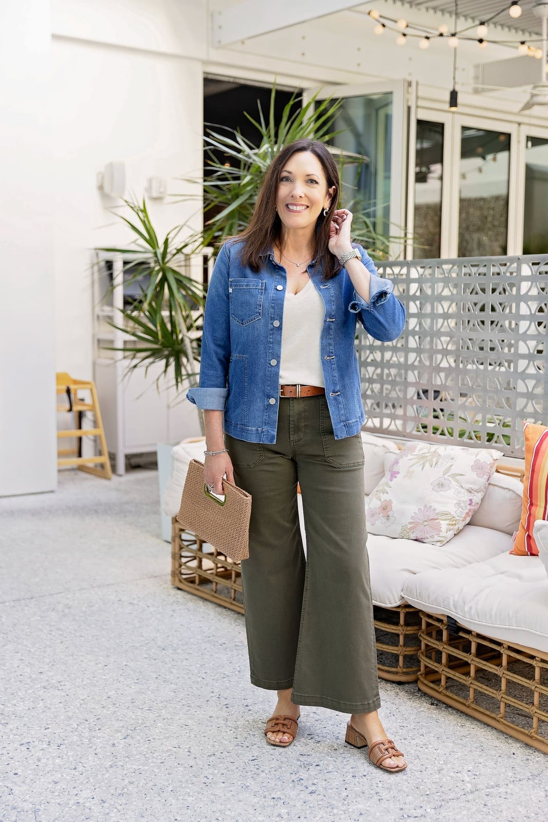 Olive Green Wide Leg Pants With Cream Tank and Denim Jacket Olive Green Wide Leg Pants With Cream Tank and Denim Jacket — Simple Wide Leg Pants Outfits