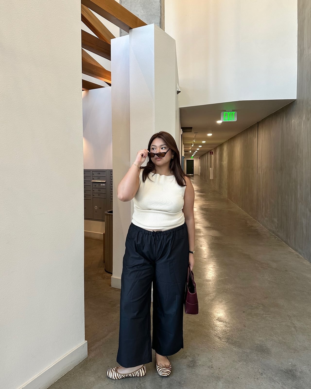 Black Wide Leg Pants With Cream Knit Tank Top Black Wide Leg Pants With Cream Knit Tank Top — Simple Wide Leg Pants Outfits