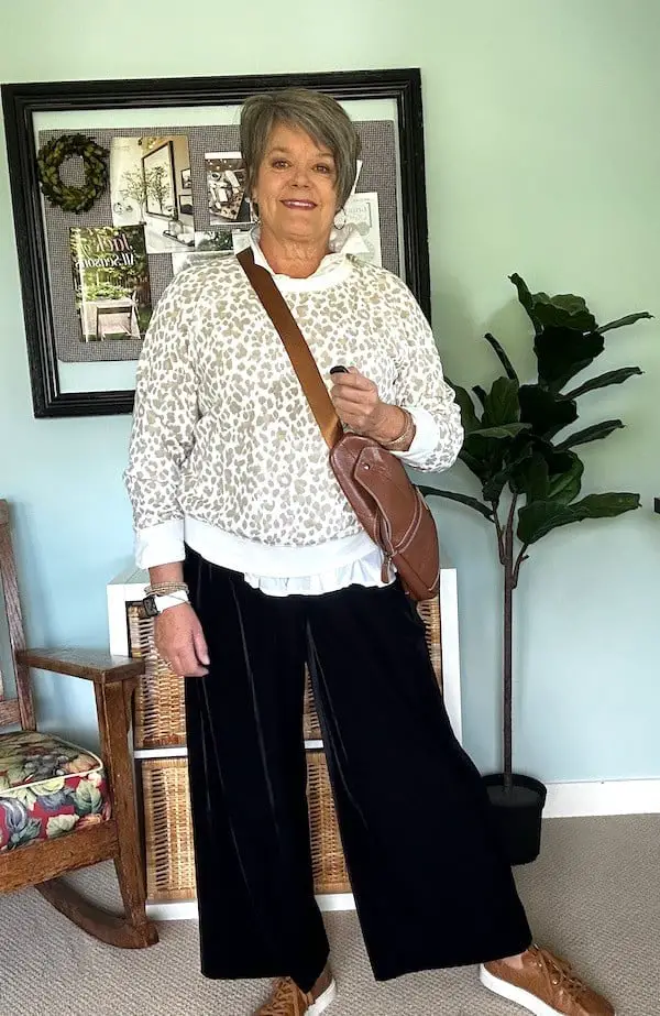Black Velvet Wide Leg Pants With White Shirt and Sweatshirt Black Velvet Wide Leg Pants With White Shirt and Sweatshirt — Simple Wide Leg Pants Outfits