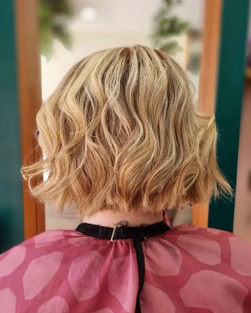 Collarbone Bob With Loose Waves Collarbone Bob With Loose Waves — Simple Wig Styles