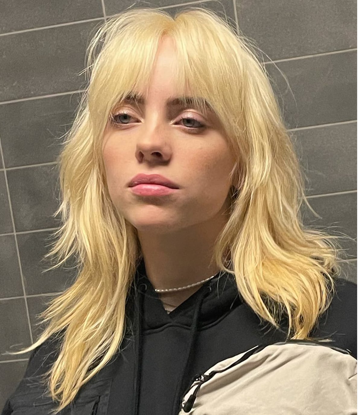 Platinum Blonde Mid-Back Wolf Cut With Root Shadow Platinum Blonde Mid-Back Wolf Cut With Root Shadow — Simple Wolf Cut