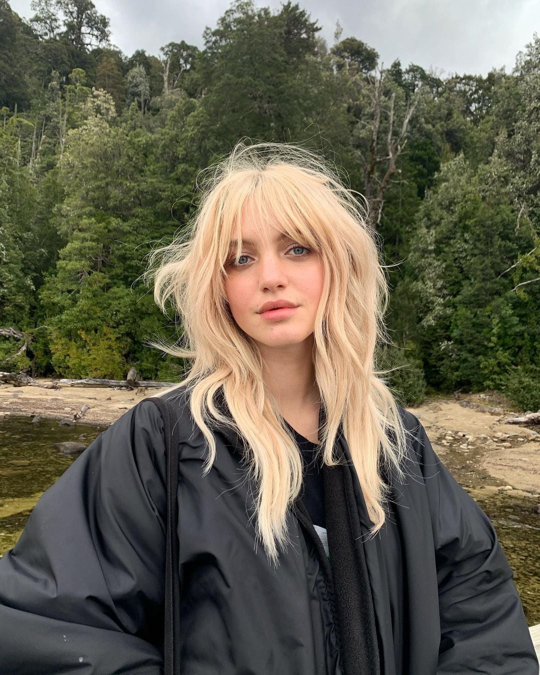 Ash Blonde Collarbone Wolf Cut With Root Shadow Ash Blonde Collarbone Wolf Cut With Root Shadow — Simple Wolf Cut