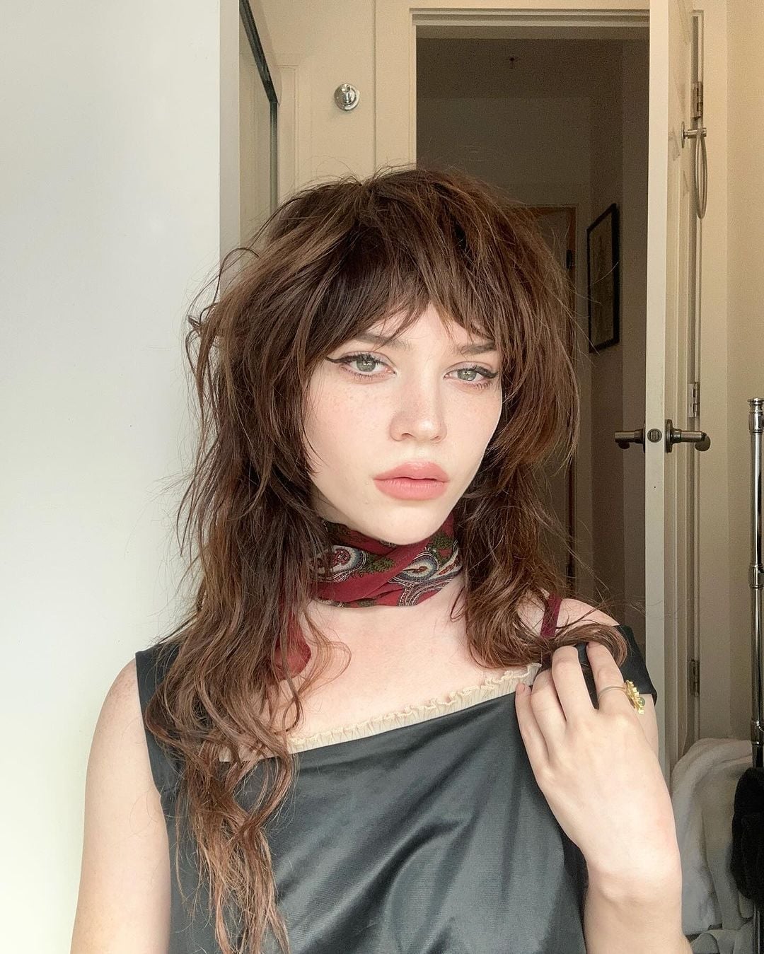 Dark Brown Collarbone Wolf Cut With Curtain Bangs, Close-Up Take Dark Brown Collarbone Wolf Cut With Curtain Bangs, Close-Up Take — Simple Wolf Cut Hair