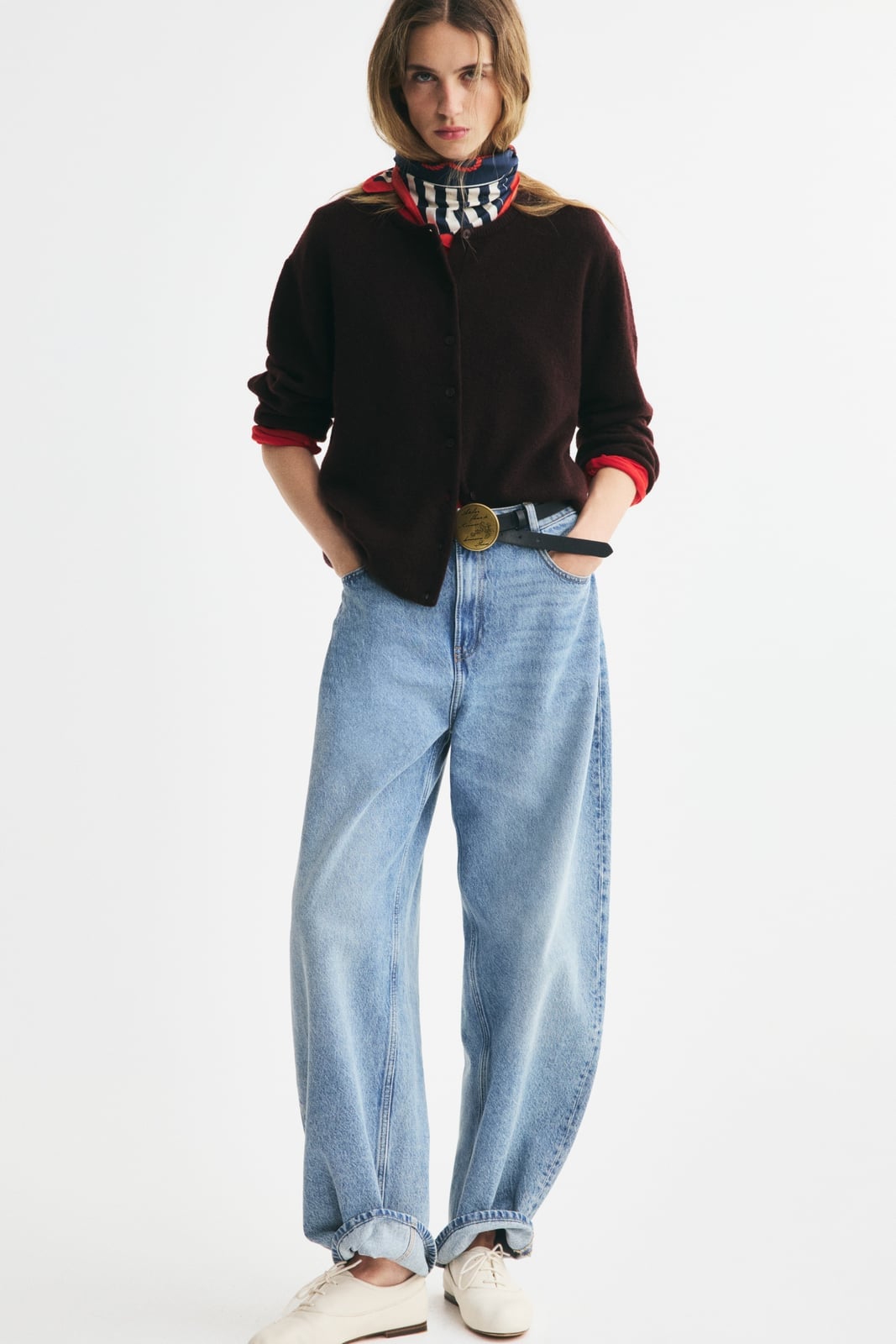 An Oversized Jeans and Cardigan Combo for Casual Work An Oversized Jeans and Cardigan Combo for Casual Work — Simple Work Party Outfits