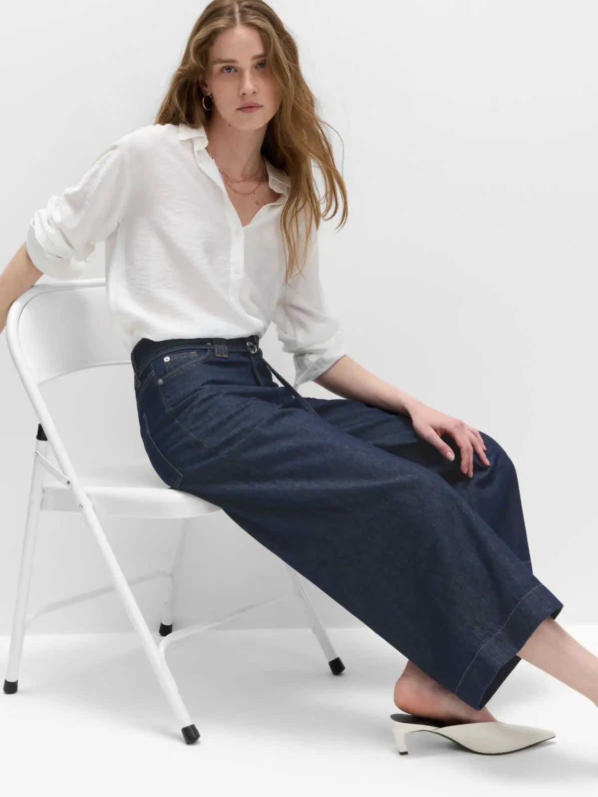 Wide-Leg Dark Denim Jeans for a Smart Work Occasion Wide-Leg Dark Denim Jeans for a Smart Work Occasion — Simple Work Party Outfits