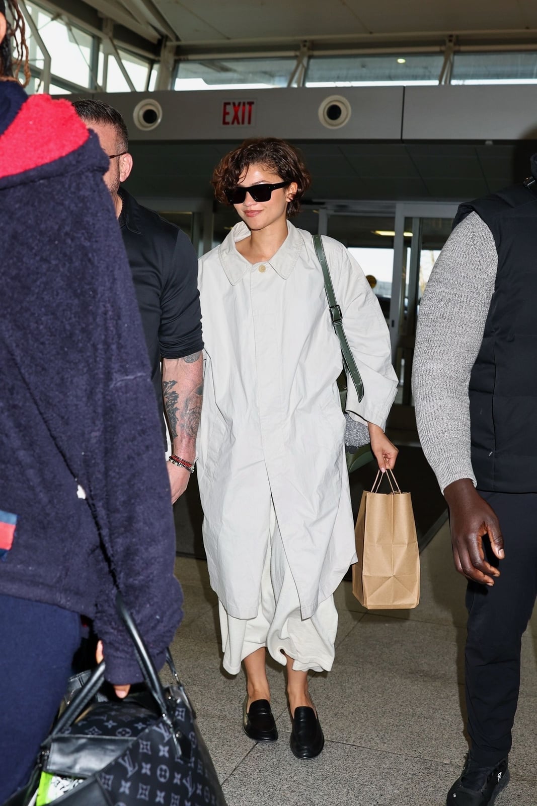 Oversized Beige Coat and Relaxed Trousers for Minimalist Travel Oversized Beige Coat and Relaxed Trousers for Minimalist Travel — Trendy Airport Outfits
