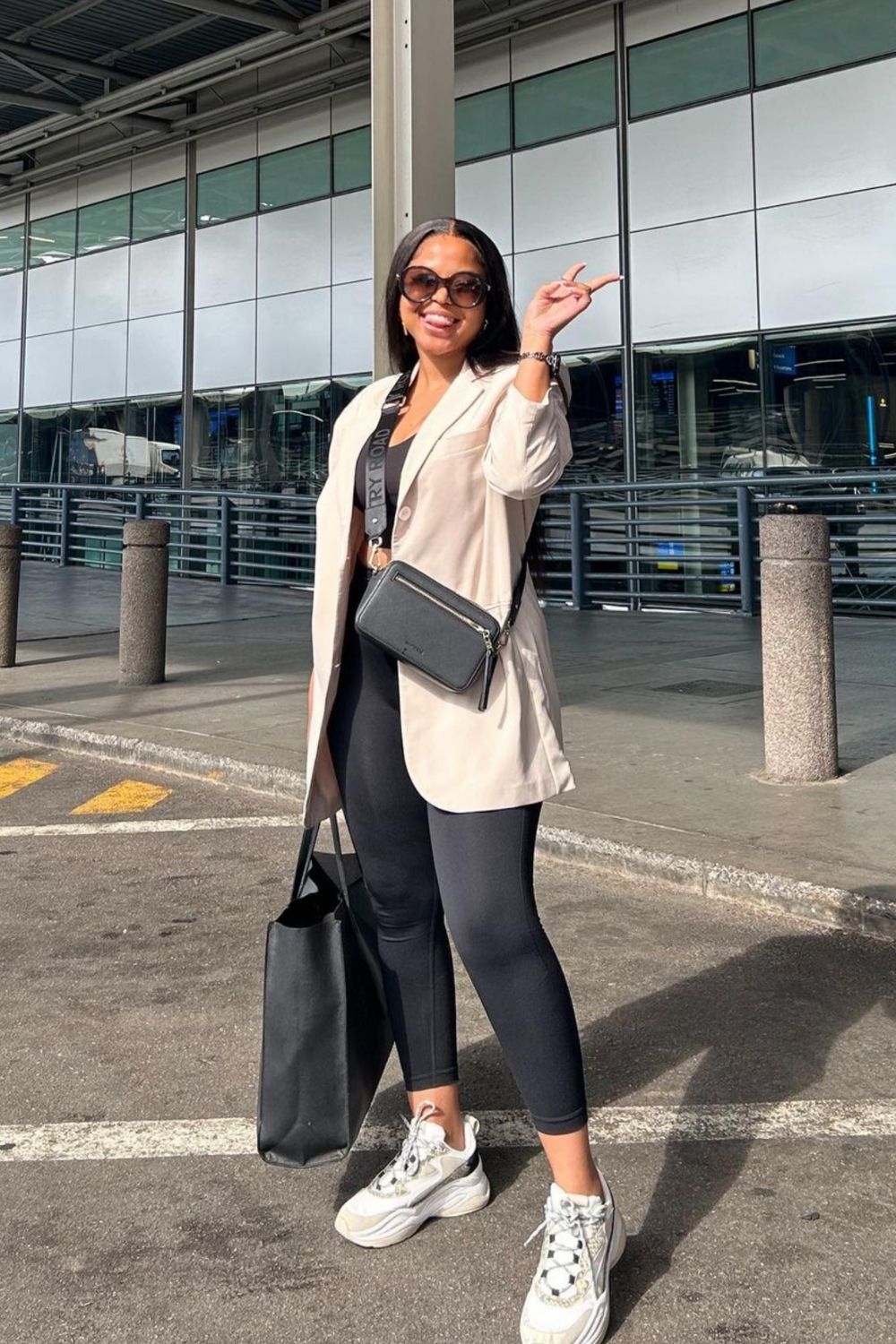 Oversized Blazer with Leggings for a Trendy Airport Outfit Oversized Blazer with Leggings for a Trendy Airport Outfit — Trendy Airport Outfits