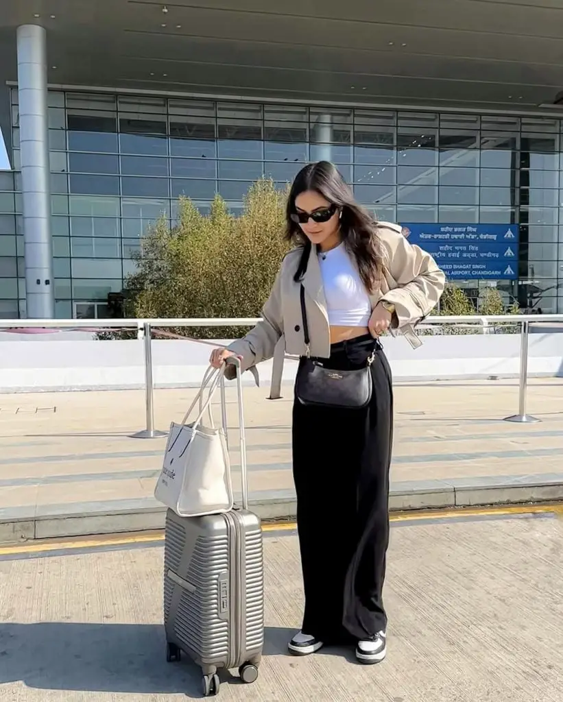 Maxi Skirt and Cropped Jacket for a Chic Travel Ensemble Maxi Skirt and Cropped Jacket for a Chic Travel Ensemble — Trendy Airport Outfits
