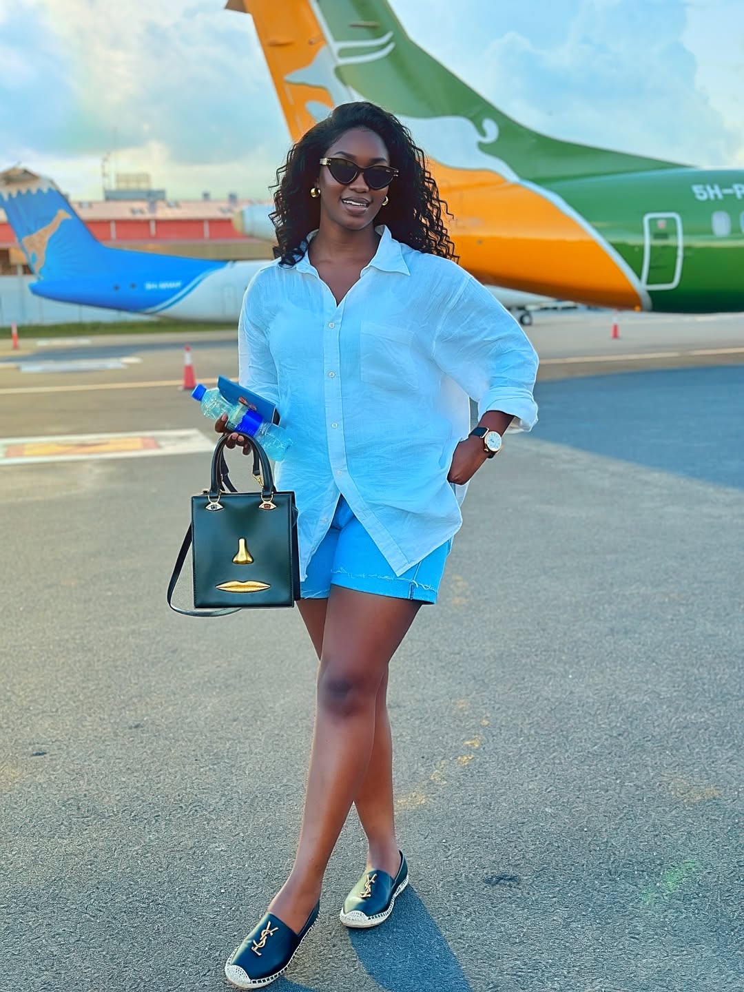 Oversized Linen Shirt and Denim Shorts for Chic Airport Comfort Oversized Linen Shirt and Denim Shorts for Chic Airport Comfort — Trendy Airport Outfits