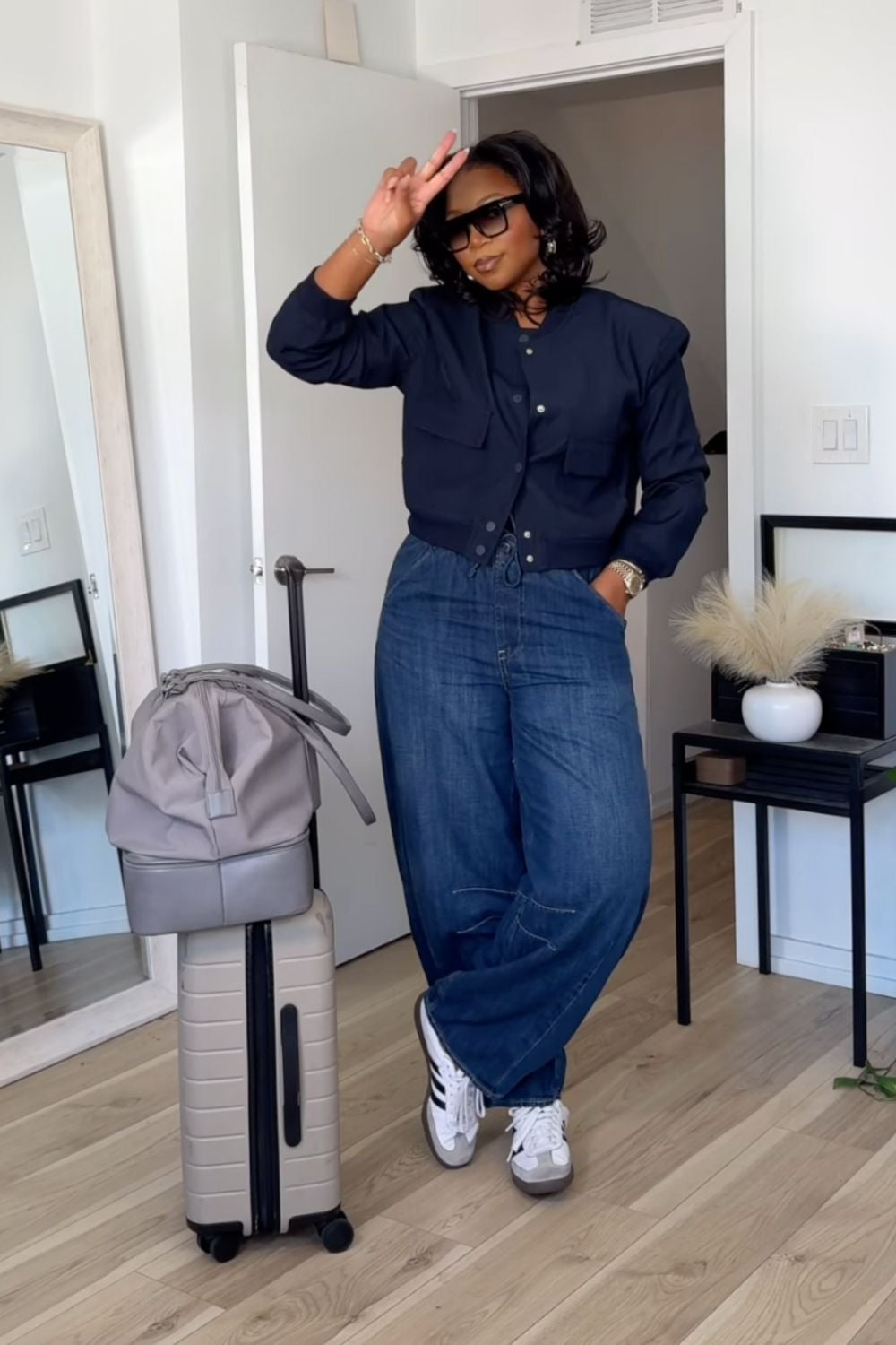 Cropped Bomber Jacket and Wide Leg Jeans, Close-Up Take Cropped Bomber Jacket and Wide Leg Jeans, Close-Up Take — Trendy Airport Outfits