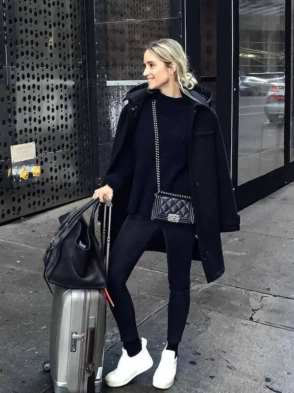 Oversized Black Coat and Fitted Leggings for Chic, Close-Up Take Oversized Black Coat and Fitted Leggings for Chic, Close-Up Take — Trendy Airport Outfits