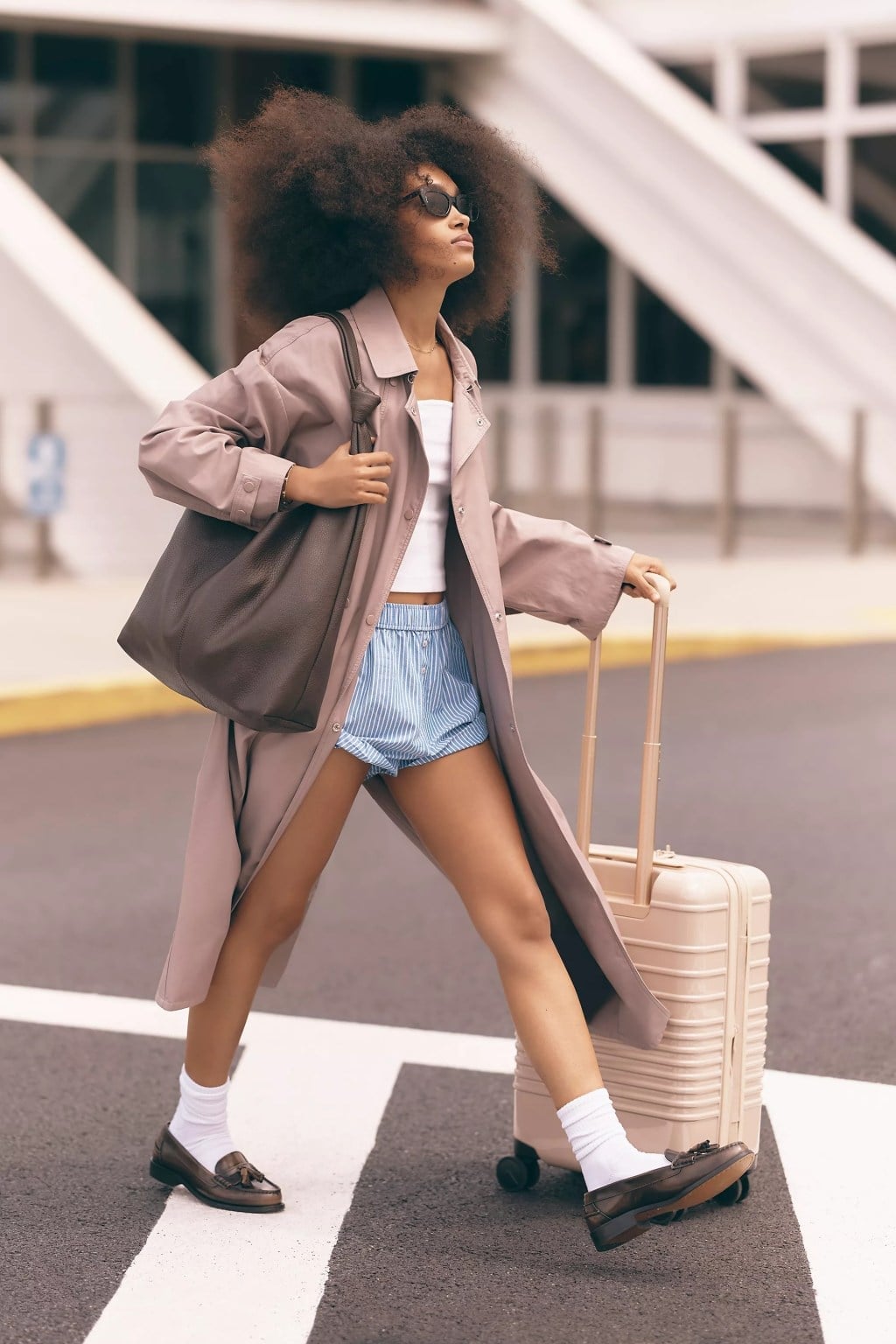 Pink Trench Coat Adds a Pop of Color to Casual Travel Shorts Pink Trench Coat Adds a Pop of Color to Casual Travel Shorts — Trendy Airport Outfits
