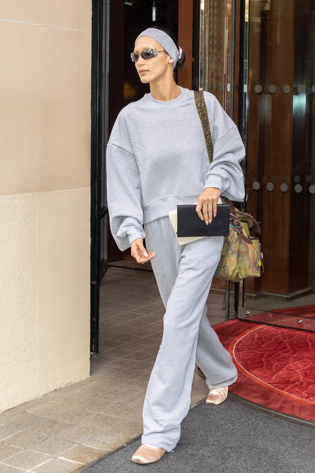 Monochromatic Gray Loungewear for Elevated Travel Comfort Monochromatic Gray Loungewear for Elevated Travel Comfort — Trendy Airport Outfits
