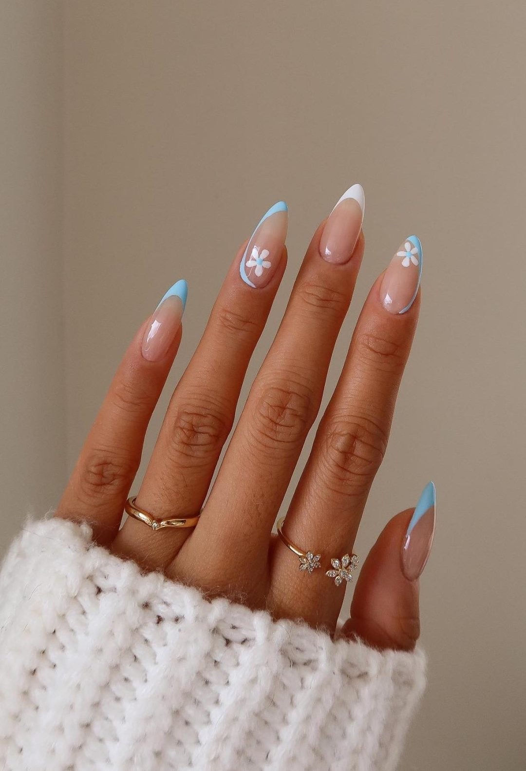 Medium Oval Baby Blue Heart Accent Nails Medium Oval Baby Blue Heart Accent Nails — Trendy Baby Blue Nails