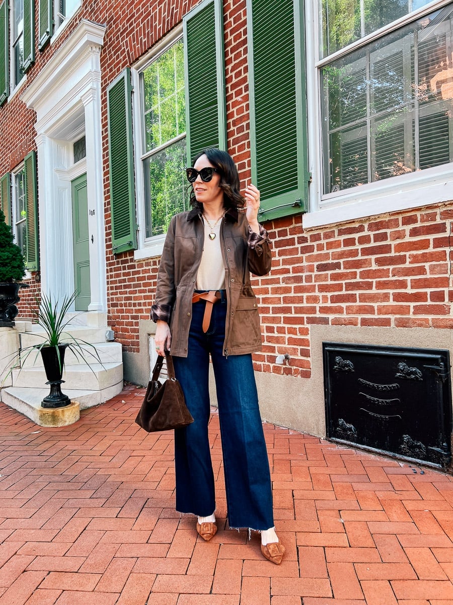 Brown Barn Jacket with Beige T-Shirt and Wide-Leg Jeans Brown Barn Jacket with Beige T-Shirt and Wide-Leg Jeans — Trendy Barn Jacket Outfit