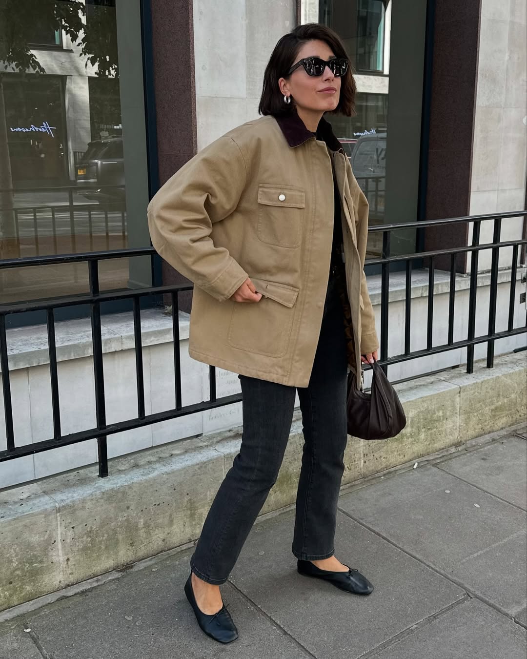 Oversized Tan Canvas Barn Jacket with Straight-Leg Jeans Oversized Tan Canvas Barn Jacket with Straight-Leg Jeans — Trendy Barn Jacket Outfit