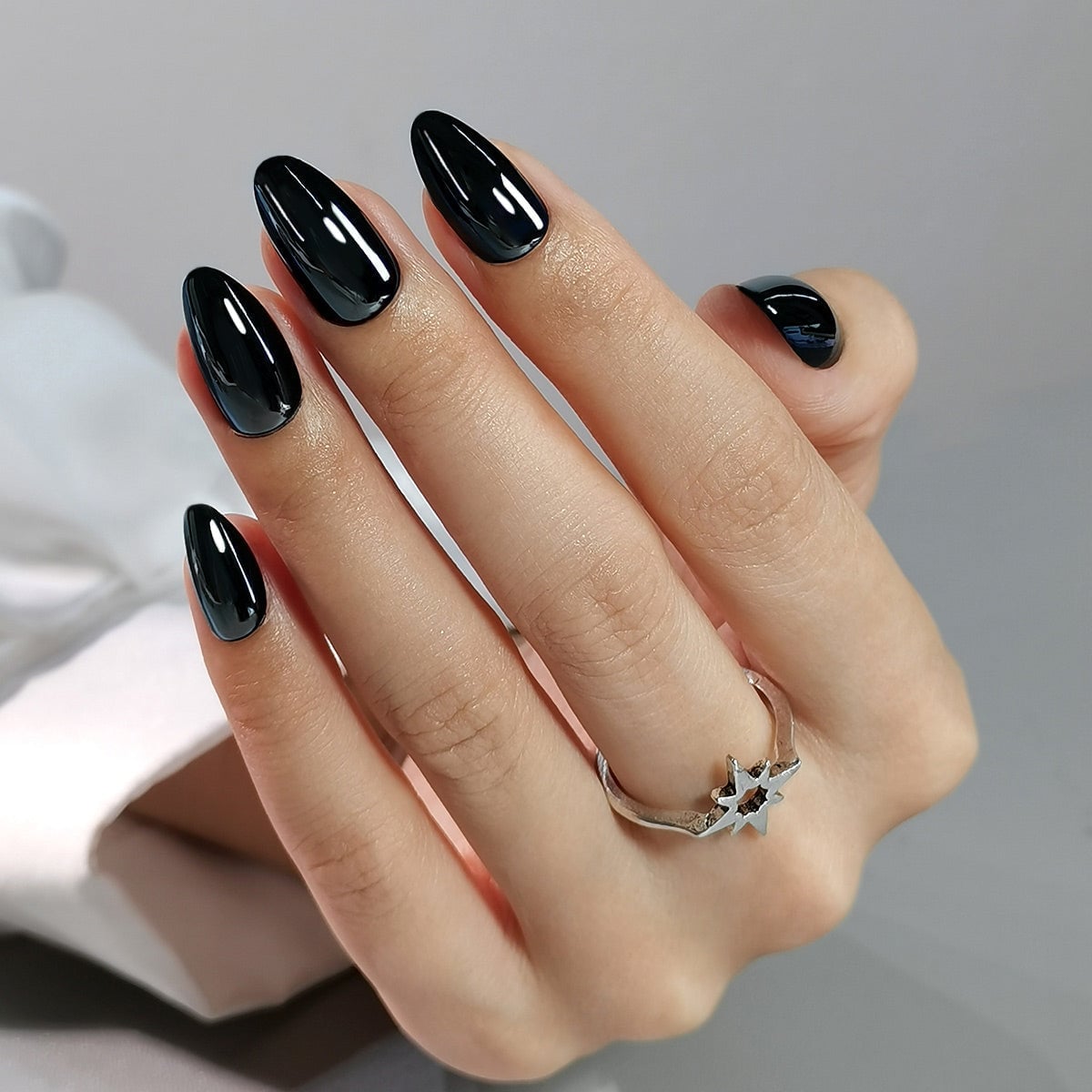 Glossy Black Chrome Almond Nails Glossy Black Chrome Almond Nails — Trendy Black Almond Nails