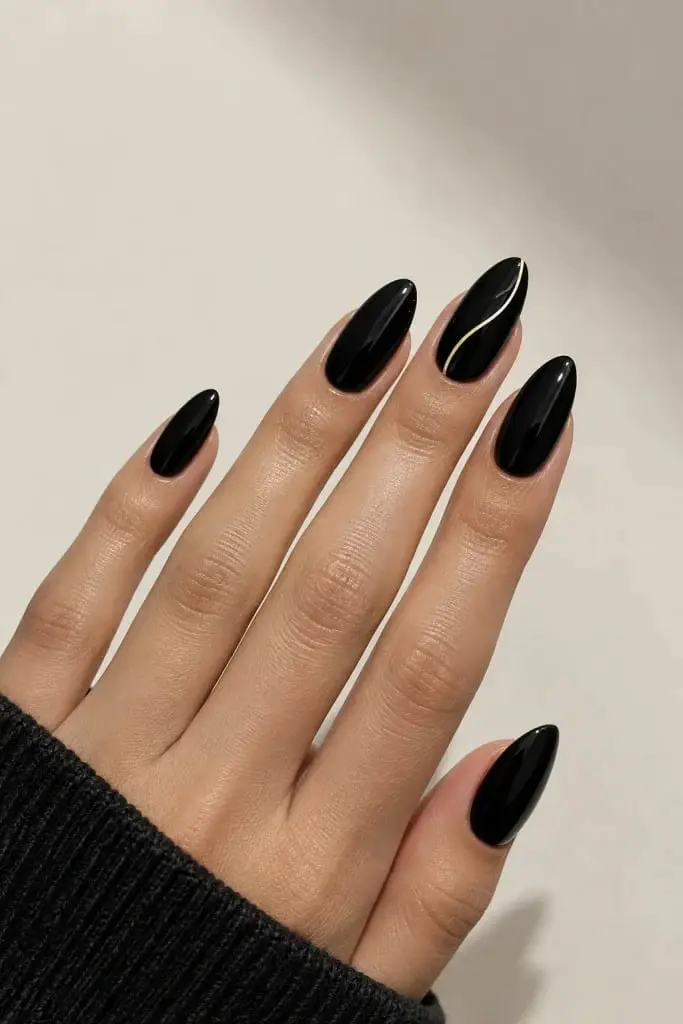 Almond Black With Delicate Gold Line Almond Black With Delicate Gold Line — Trendy Black Almond Nails