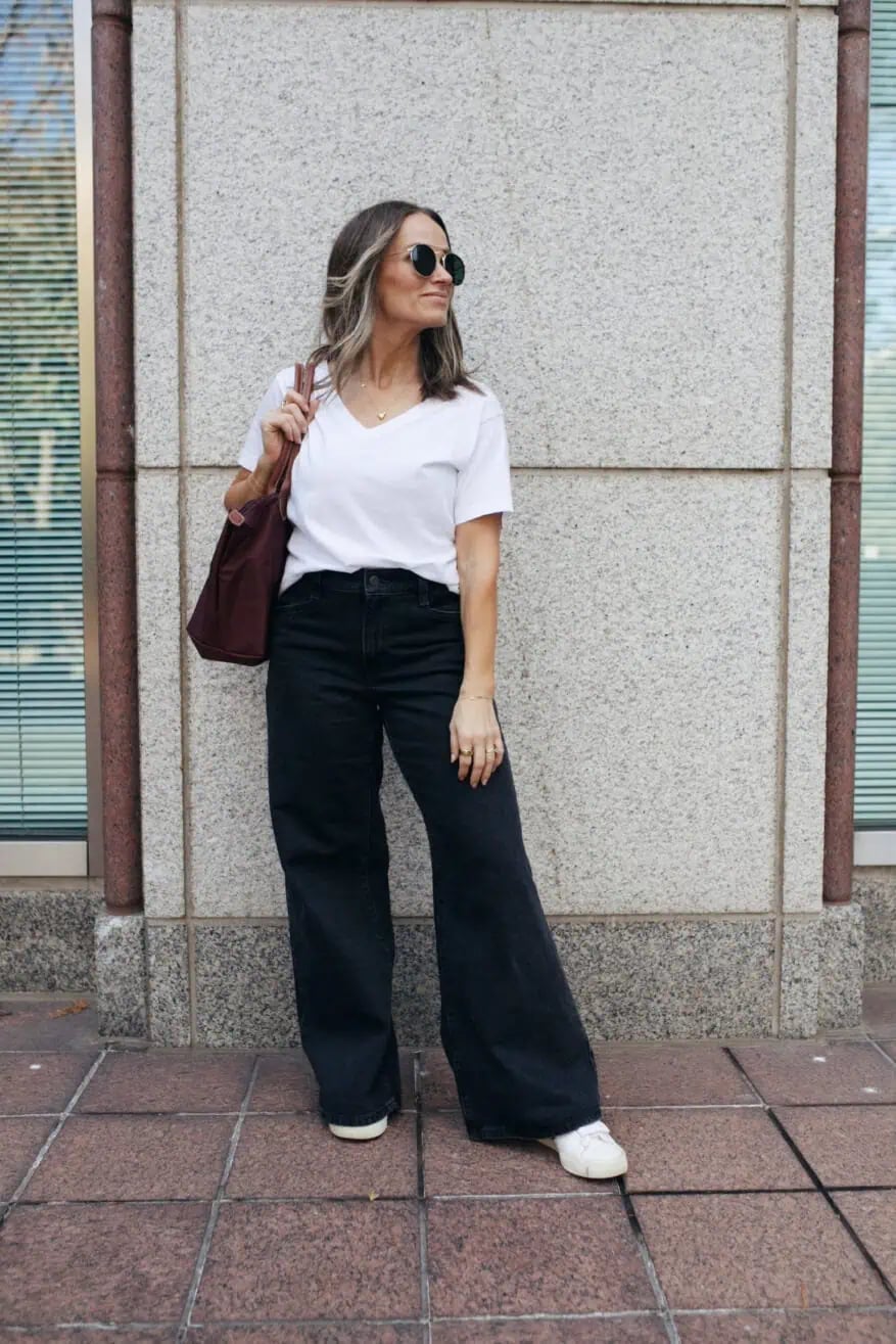 Black Wide Leg Jeans with a Burgundy Bag Black Wide Leg Jeans with a Burgundy Bag — Trendy Black Baggy Jeans Outfit