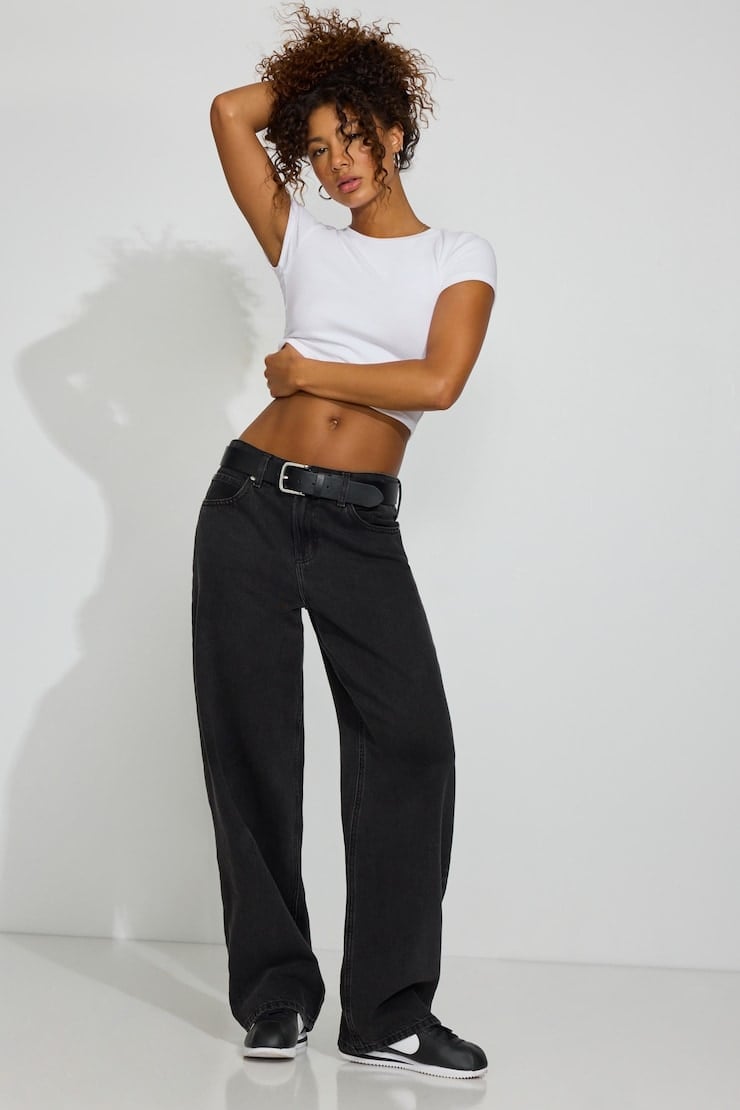 Black Oversized Baggy Jeans with a White Crop Top Black Oversized Baggy Jeans with a White Crop Top — Trendy Black Baggy Jeans Outfit