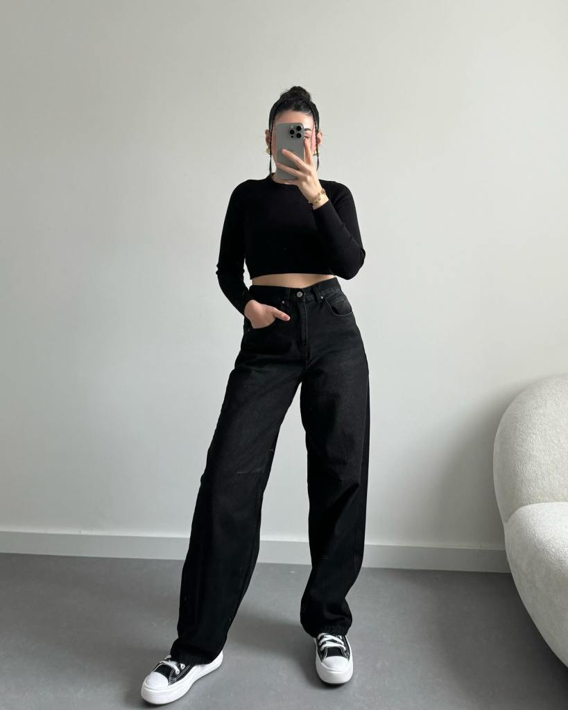 Black Oversized Baggy Jeans with a Long-Sleeve Crop Top Black Oversized Baggy Jeans with a Long-Sleeve Crop Top — Trendy Black Baggy Jeans Outfit