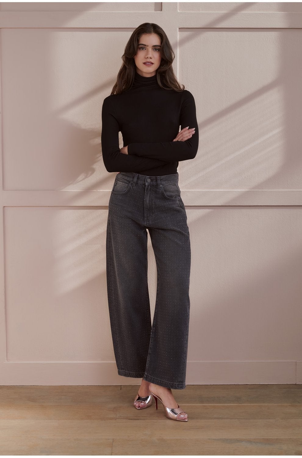 Sparkly Black Barrel Jeans with a Black Turtleneck Sparkly Black Barrel Jeans with a Black Turtleneck — Trendy Black Barrel Jeans Outfit