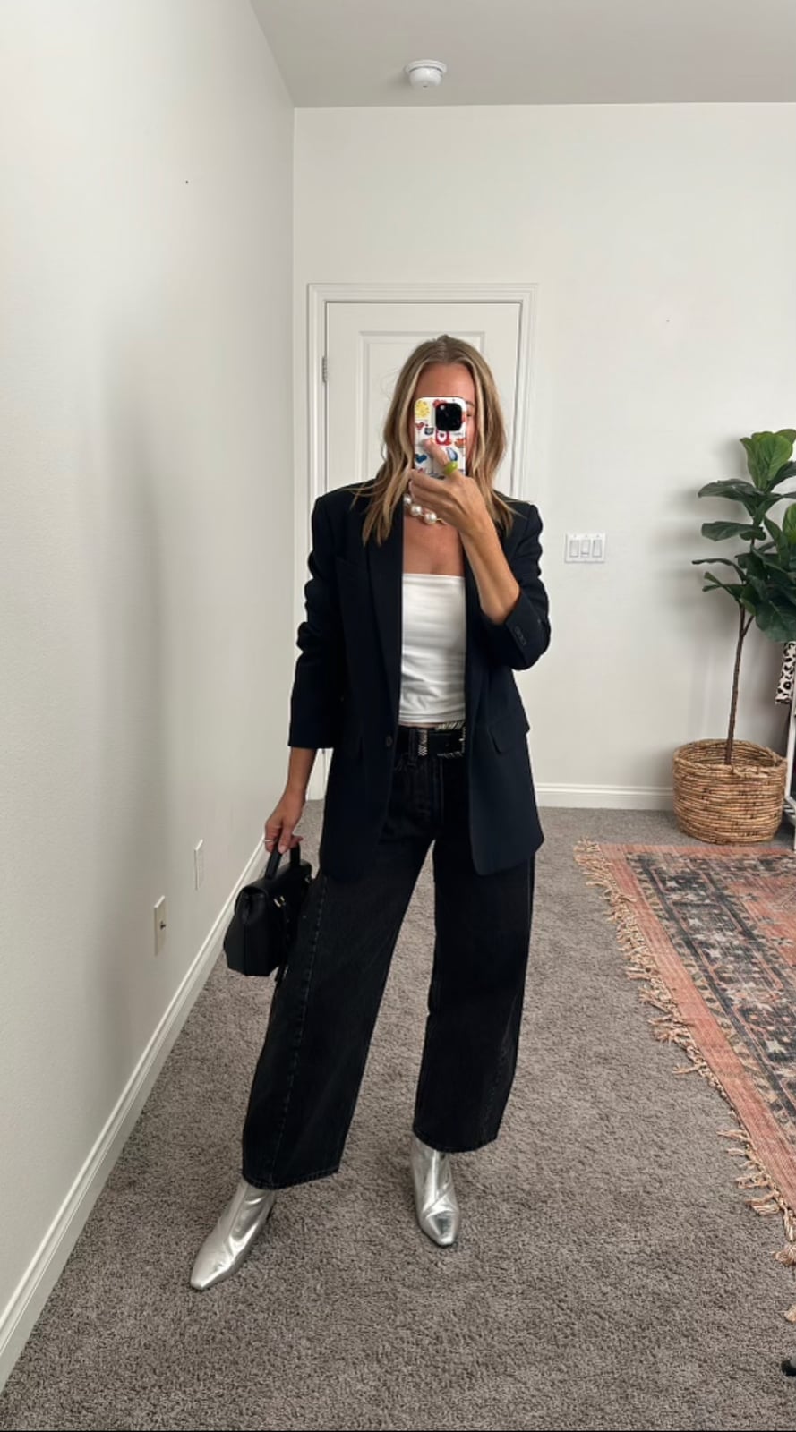 Black Oversized Blazer with White Top and Black Barrel Jeans Black Oversized Blazer with White Top and Black Barrel Jeans — Trendy Black Barrel Jeans Outfit