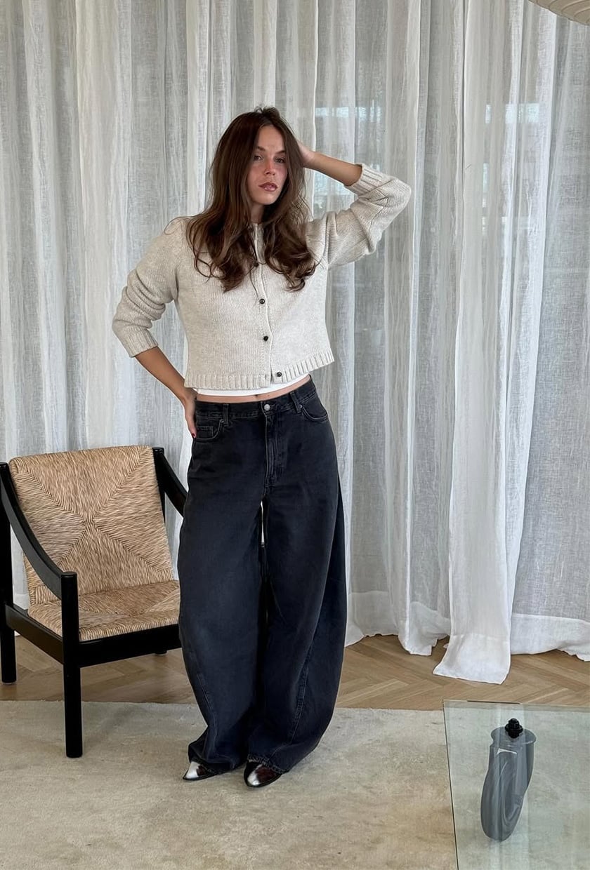 Extremely Wide Black Barrel Jeans with Cream Cardigan Extremely Wide Black Barrel Jeans with Cream Cardigan — Trendy Black Barrel Jeans Outfit