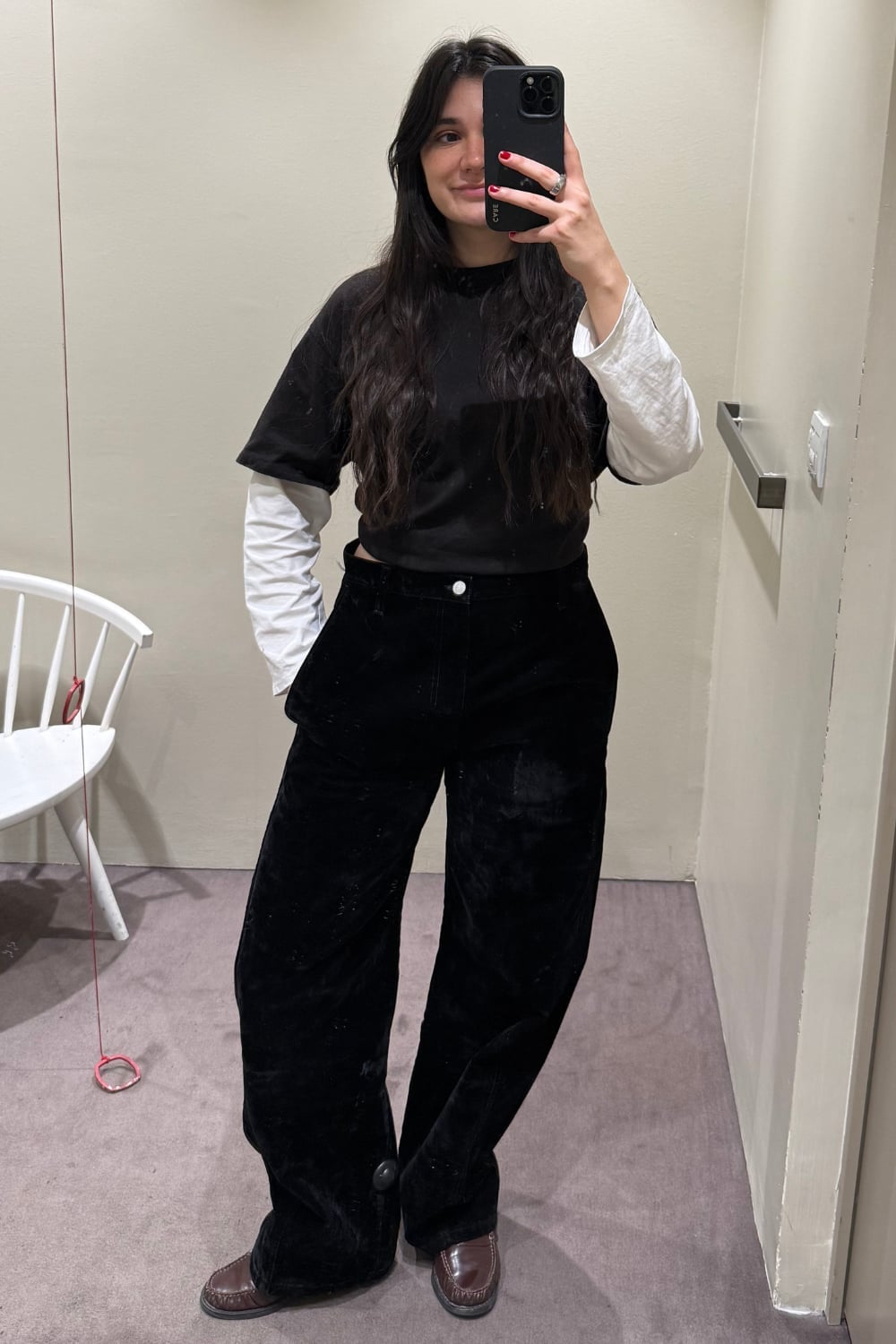 Black Velvet Barrel Jeans with Sweatshirt and Loafers Black Velvet Barrel Jeans with Sweatshirt and Loafers — Trendy Black Barrel Jeans Outfit