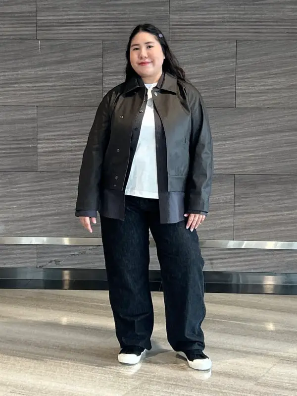 Black Jacket and White T-Shirt with Black Barrel Jeans Black Jacket and White T-Shirt with Black Barrel Jeans — Trendy Black Barrel Jeans Outfit