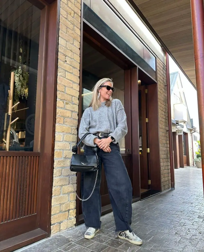 Gray Crewneck Sweater with Black Barrel Jeans and Sneakers Gray Crewneck Sweater with Black Barrel Jeans and Sneakers — Trendy Black Barrel Jeans Outfit