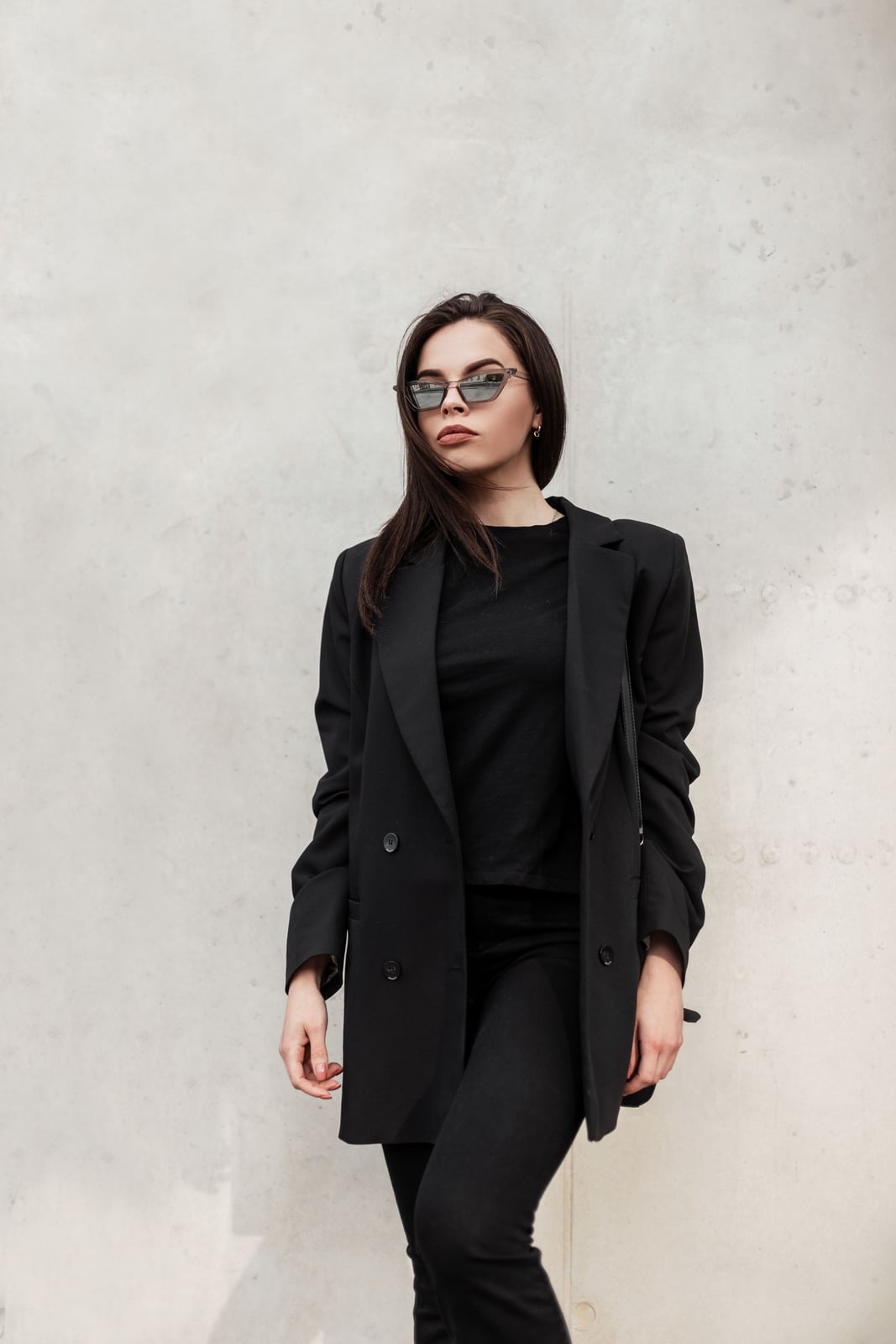 Black Double Breasted Blazer With T-Shirt — Trendy Black Blazer Outfit