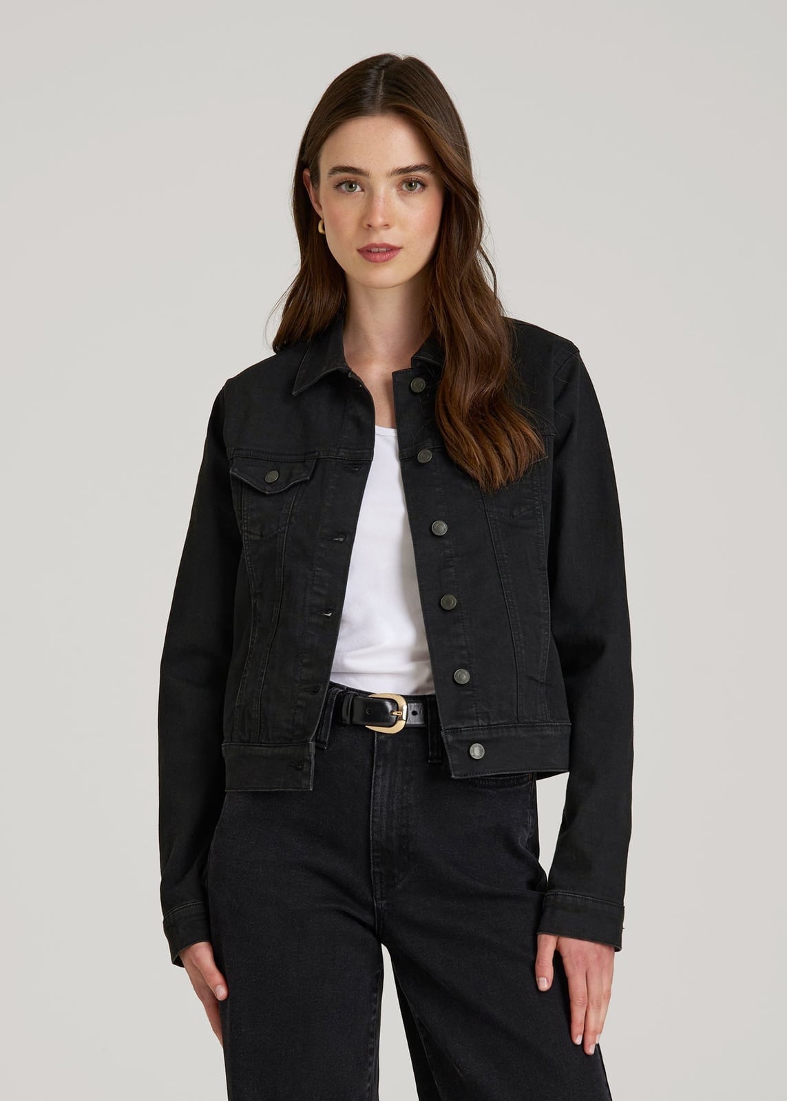 Fitted Black Denim Jacket With Gray Jeans Fitted Black Denim Jacket With Gray Jeans — Trendy Black Denim Jacket Outfit