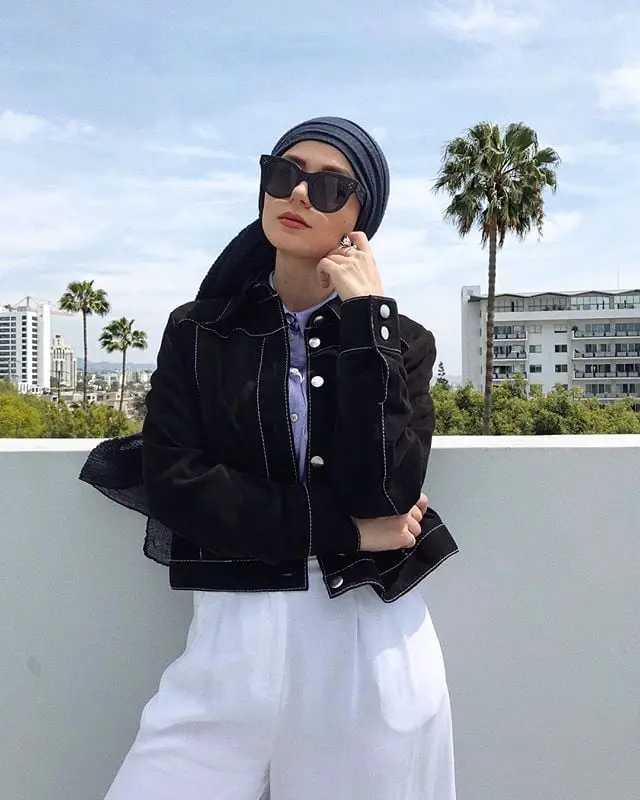 Black Denim Jacket With Contrast Stitching Black Denim Jacket With Contrast Stitching — Trendy Black Denim Jacket Outfit