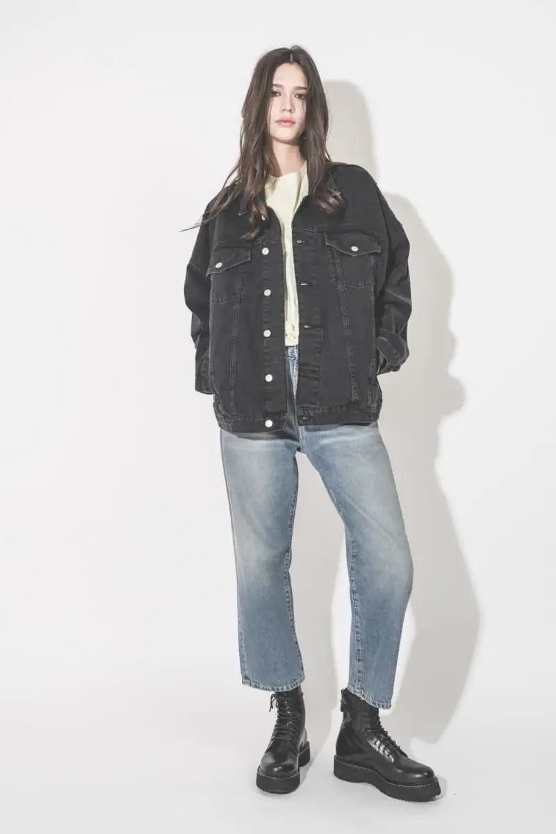 Oversized Black Denim Jacket With Yellow T-Shirt, Close-Up Take Oversized Black Denim Jacket With Yellow T-Shirt, Close-Up Take — Trendy Black Denim Jacket Outfit
