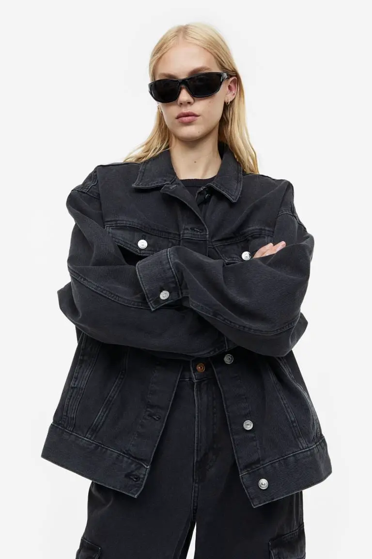 Distressed Black Denim Jacket With Matching Jeans Distressed Black Denim Jacket With Matching Jeans — Trendy Black Denim Jacket Outfit