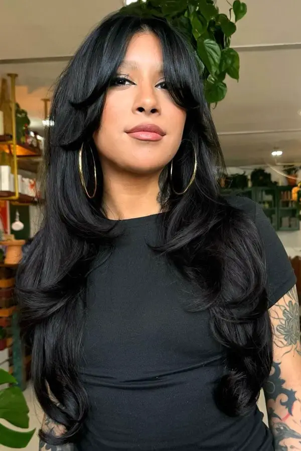 Long Jet Black Hair With Prominent Curtain Bangs Long Jet Black Hair With Prominent Curtain Bangs — Trendy Black Hair