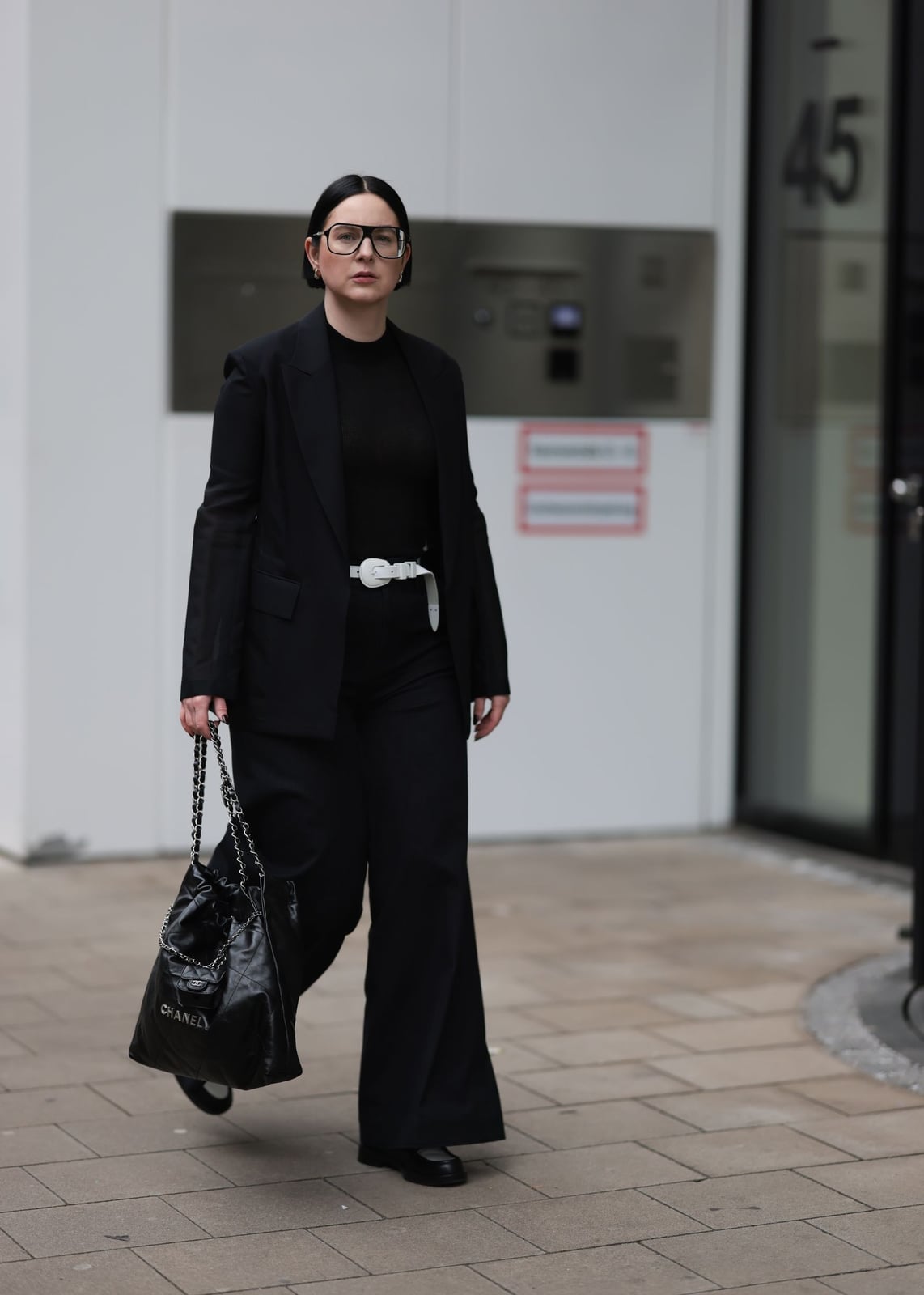 Smart Casual Monochromatic Black With Oversized Blazer Smart Casual Monochromatic Black With Oversized Blazer — Trendy Black Outfits
