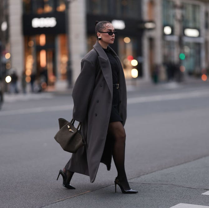 Street Style With Oversized Gray Coat Over Black Dress Street Style With Oversized Gray Coat Over Black Dress — Trendy Black Outfits