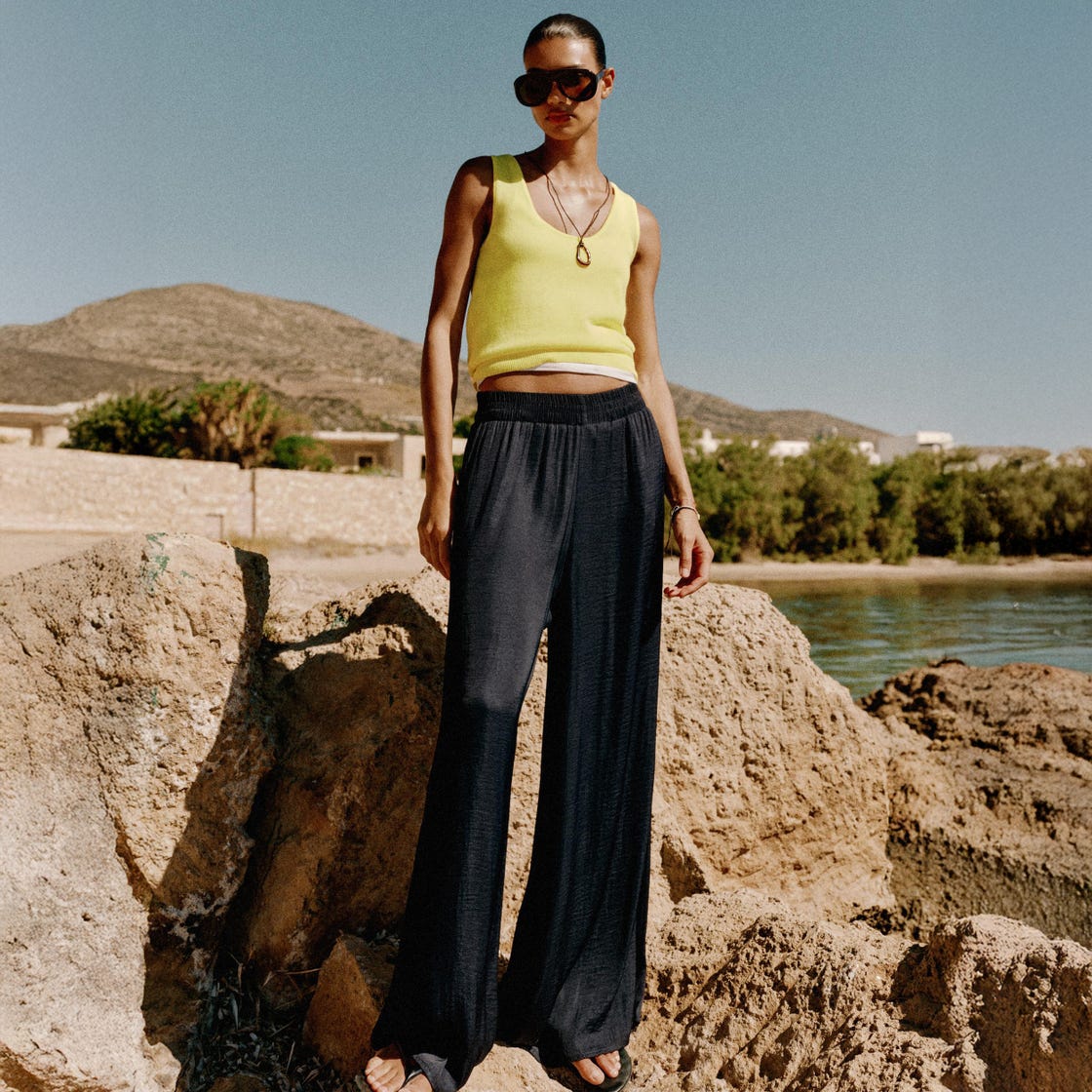 Wide Leg Black Trousers with Crinkled Fabric — Trendy Black Trousers Outfit